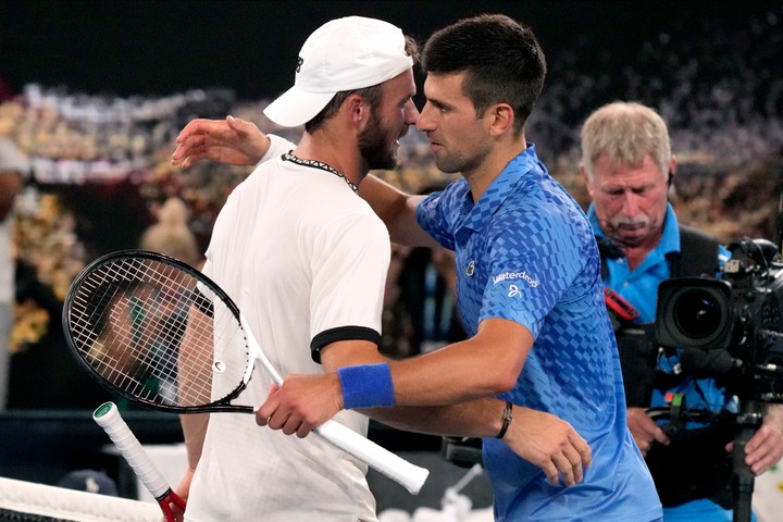 O mužský titul v nedeľu zabojujú Djokovič a Tsitsipas, Srb má šancu dotiahnuť sa na rekordéra Nadala